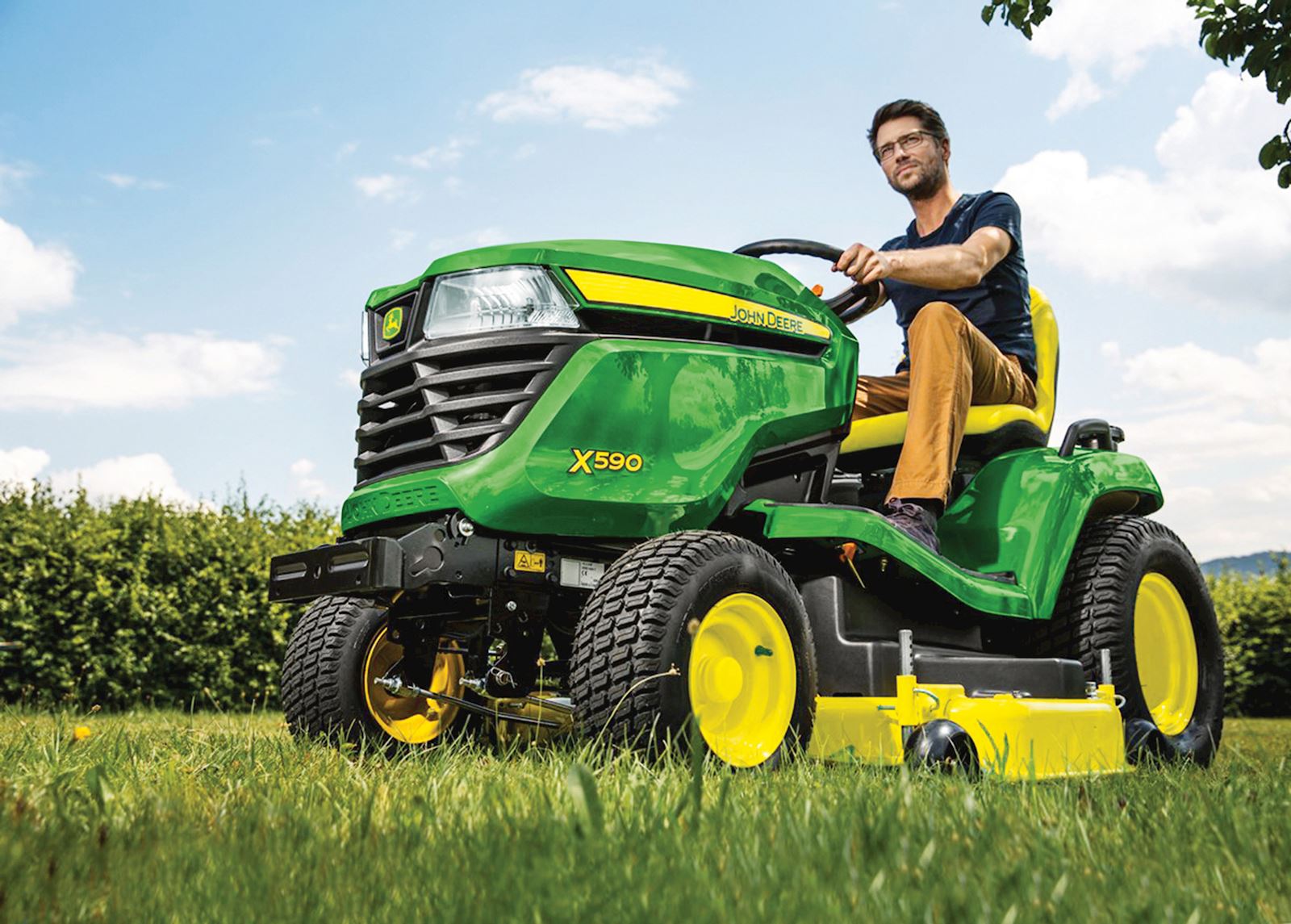 John deere аналог. Джон Дир 590. John Deere Mower. Садовый трактор Райдер John Deere. John Deere Lawnmower.